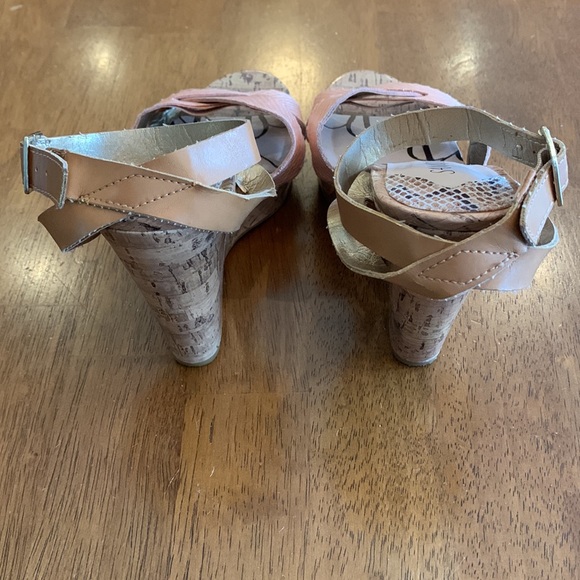 SAM & LIBBY faux snakeskin peach and tan wedge sandals - Picture 2 of 8